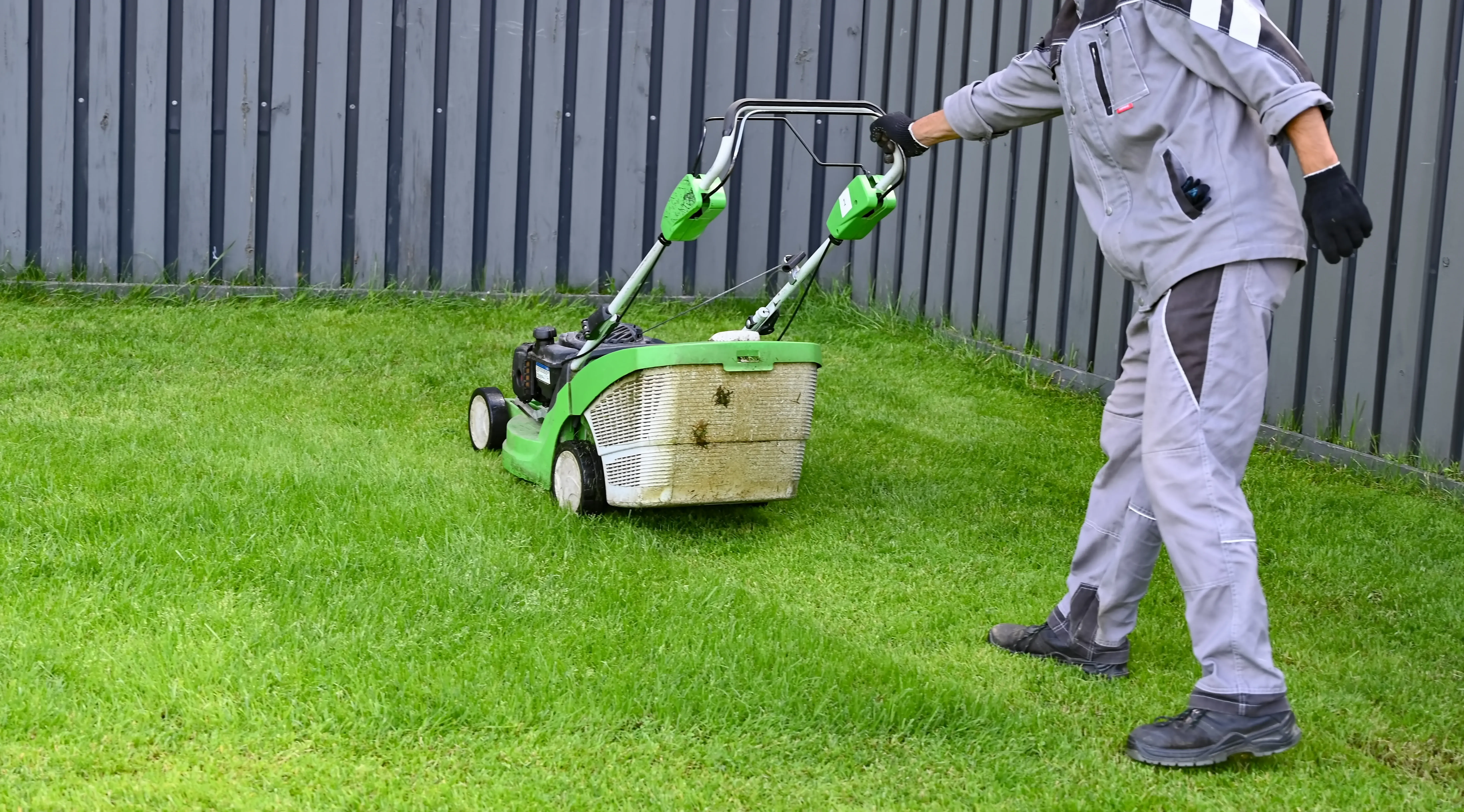 Benefits of hiring a lawn mowing service versus DIY